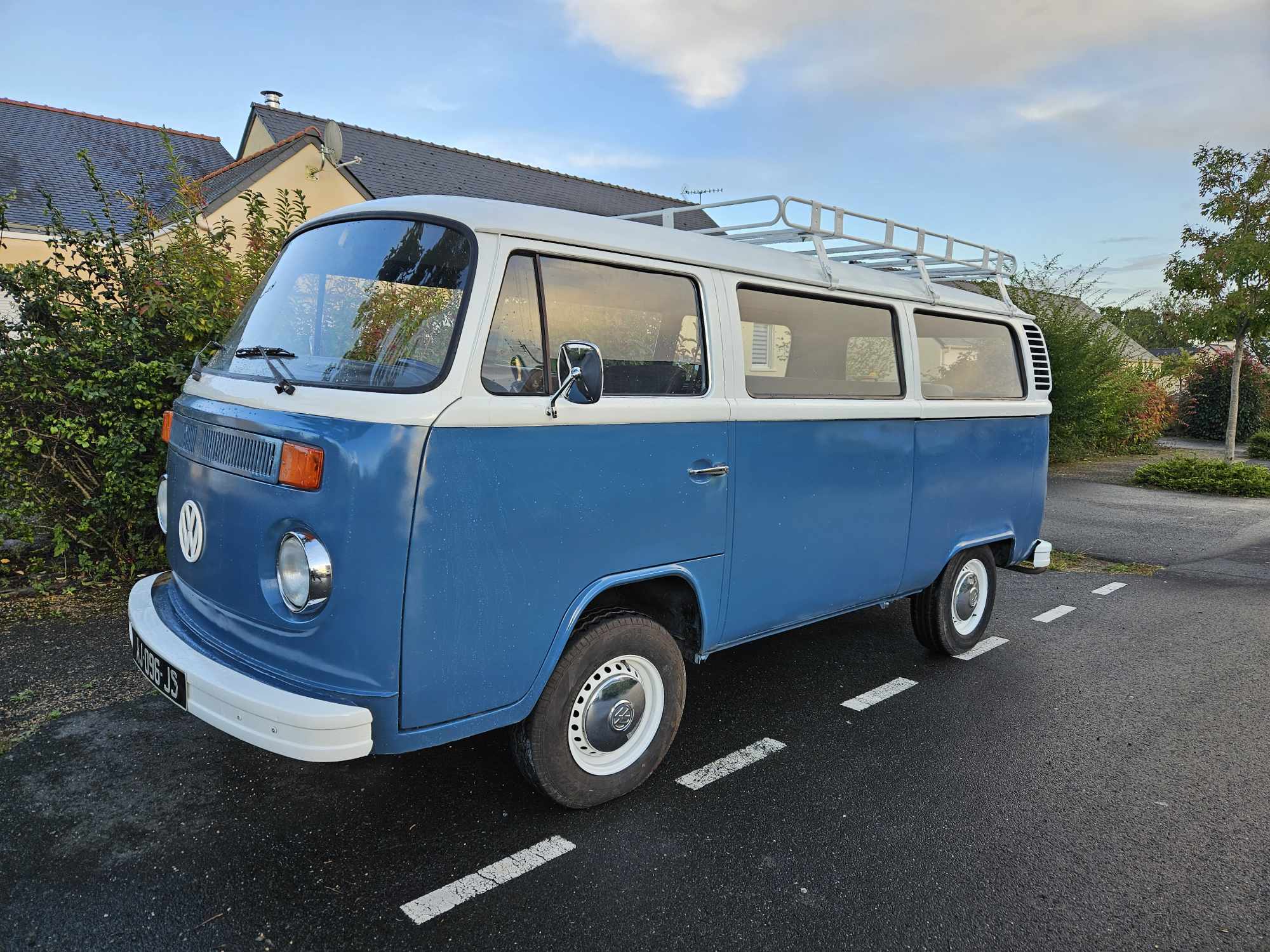 serge le combi combi vw bleu